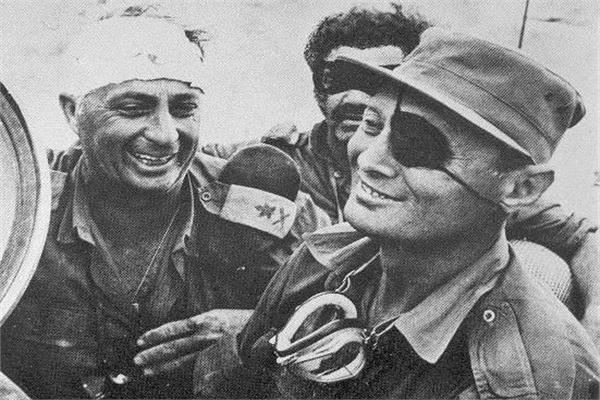 موشيه ديان وزير الدفاع الإسرائيلي خلال حرب أكتوبر