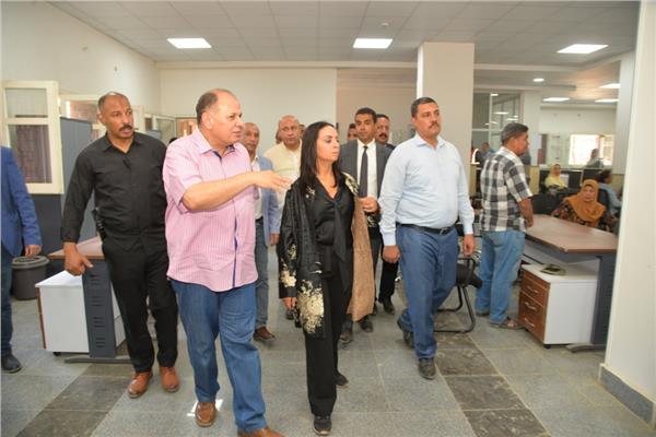 اللواء عصام سعد محافظ أسيوط يرافقه الدكتورة مايا مرسي خلال الجولة