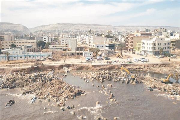 فرق الإنقاذ تواصل انتشال الجثث من شواطىء مدينة درنة المدمرة