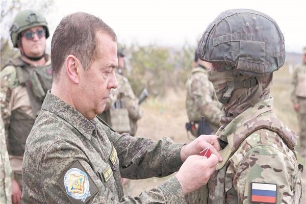 نائب رئيس مجلس الأمن الروسي يتفقد ميدان تدريب الجنود بدونيتسك