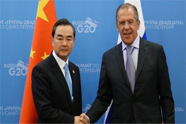 وزير الخارجية الصيني وانغ يي ونظيره الروسي سيرجي لافروف