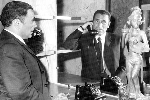 محمد حسنين هيكل يتحدث فى تليفون مكتبه