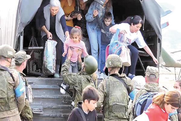 قوات حفظ السلام الروسية تساعد فى إجلاء اللاجئين 