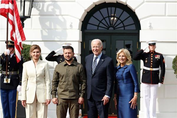 االرئيس الأمريكي جو بايدن ونظيره الأوكراني فولودمير زيلينسكي وزوجاتهم