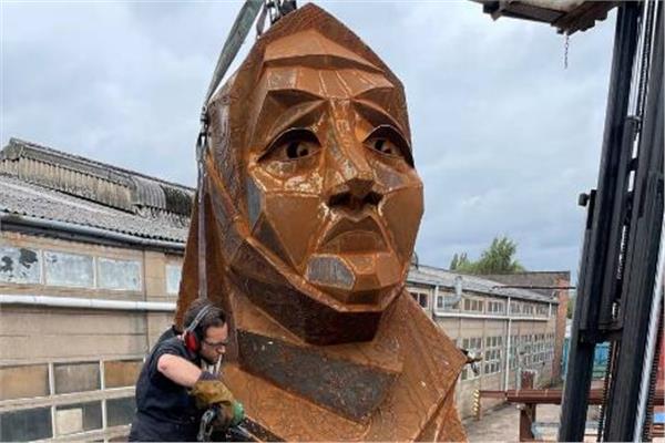 أول تمثال لامرأة محجبة في إنجلترا