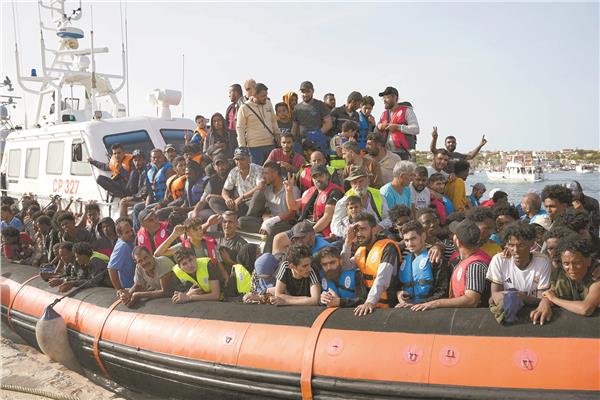 مهاجرون غير شرعيين يصلون إلى جزيرة لامبيدوزا الإيطالية      