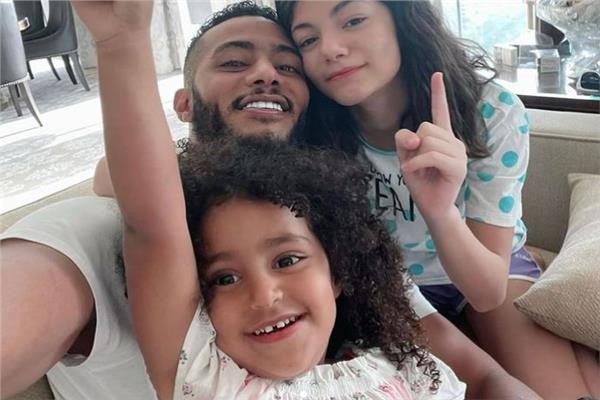 محمد رمضان مع ابنتيه
