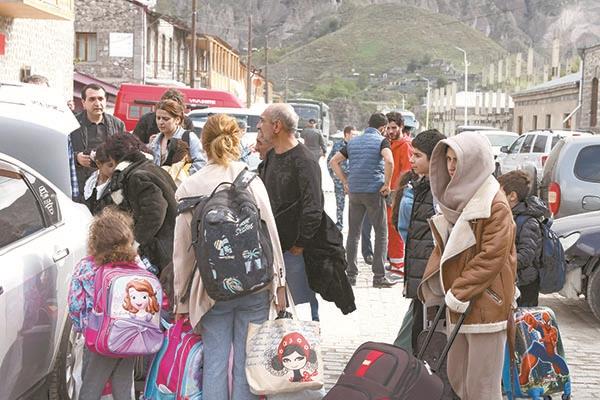 لاجئون من إقليم ناجورنو كاراباخ يصلون الى أرمينيا   « صورة من أ.ف.ب »