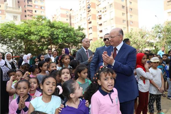  محافظ القاهرة خلال تواجده وسط الأطفال