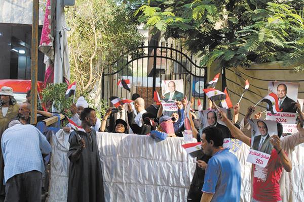 الأعلام المصرية أمام مكاتب الشهر العقارى لبدء تحرير نماذج التأييد