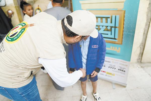 متطوعو بيت الزكاة يهدون الأطفال ملابس المدرسة