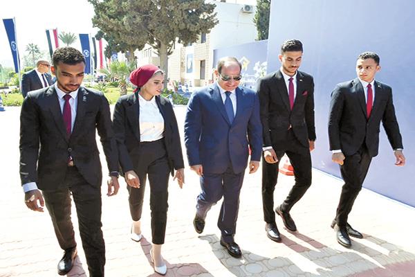 الرئيس عبدالفتاح السيسى  وفى استقباله طلاب مصر
