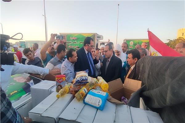 محافظ شمال سيناء يستقبل قافلة غذائية مقدمة من وزارة الزراعة لأبناء سيناء