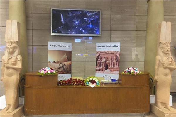 ورود وهدايا تذكارية للسائحين بمطار القاهرة الدولي 