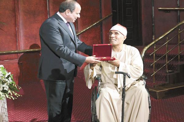 الرئيس عبد الفتاح السيسى خلال تكريمه للشيخ الطاروطى