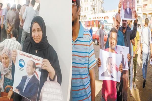 أعداد كبيرة من المواطنين يحملون صور الرئيس السيسى أمام مكاتب الشهر العقارى
