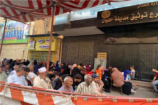توافد المئات من أهالي مدينة حلوان علي مقرات الشهر العقاري لليوم الرابع