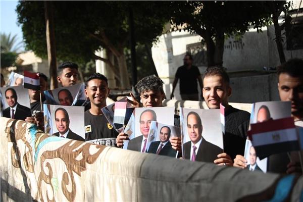 احتشد مئات المواطنين أمام مكاتب ومقرات الشهر العقاري لعمل توكيلات للرئيس السيسي