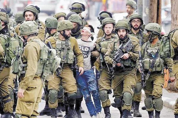 قوات الاحتلال تعتقل فتى فلسطينيا بكل وحشية