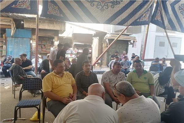 أسرة محمد صلاح واهالي قريته أمام الشهر العقاري بطنطا لتأييد ترشيح الرئيس السيسي