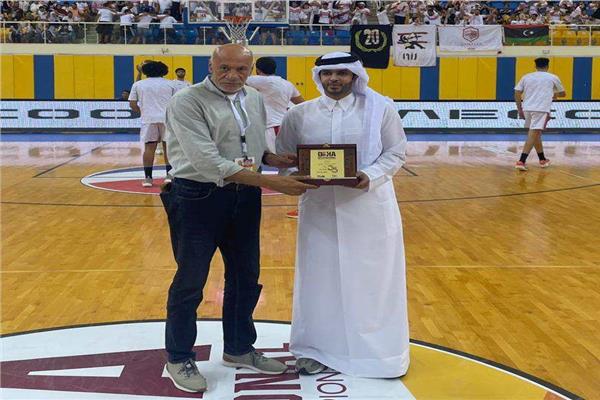 رئيس الاتحاد القطري لكرة السلة يكرم الكابتن أحمد مرعي