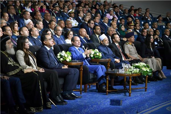 الرئيس عبد الفتاح السيسي وشيخ الأزهر ورئيس الوزراء في أثناء المؤتمر