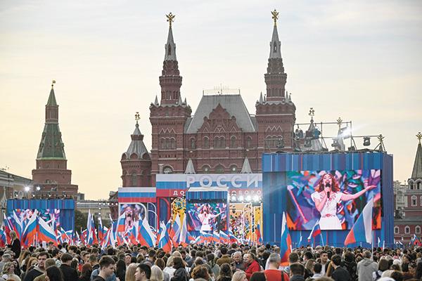 احتفالات موسيقية فى الساحة الحمراء بوسط موسكو فى ذكرى ضم مناطق أوكرانية 