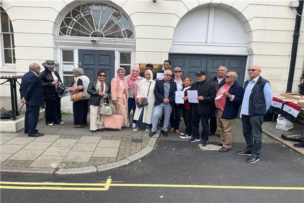 أبناء الجالية المصرية بالمملكة المتحدة على السفارة المصرية فى لندن