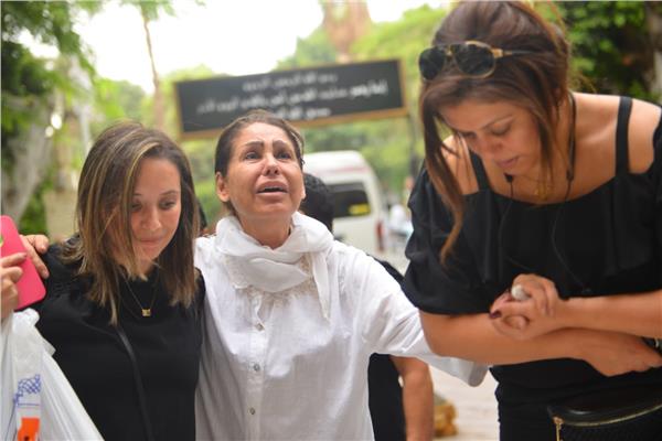 انهيار والدة المخرج الشاب أحمد سامي العدل أثناء تشييع جثمانه