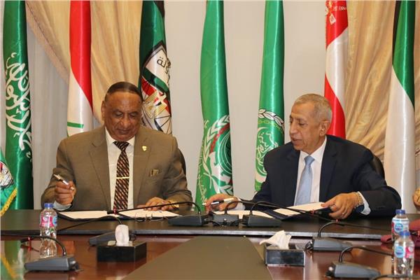 رئيس هيئة قضايا الدولة ورئيس الأكاديمية العربية للعلوم والتكنولوجيا أثناء توقيع البروتوكول