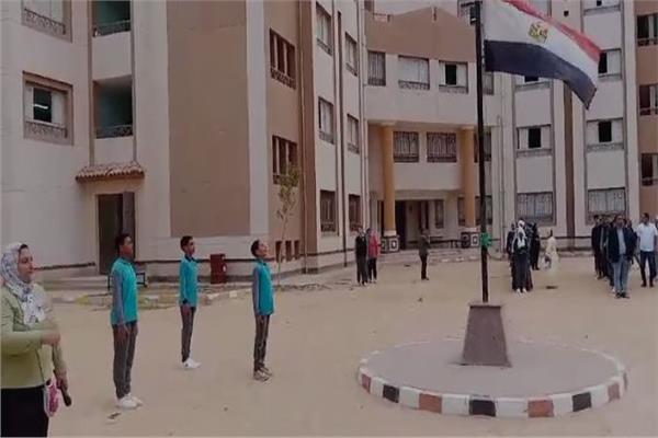  تأدية طلاب المدارس  تحية العلم المصري   