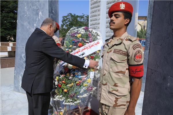 اللواء طارق الفقي محافظ سوهاج يضع إكليلا من الزهور على النصب التذكاري