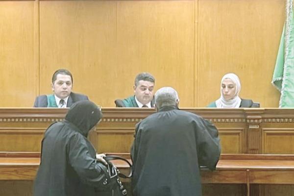 قاضية تجلس على منصة المحكمة التأديبية بمجلس الدولة