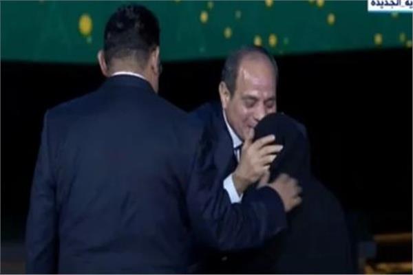 الرئيس السيسي يقبل رأس أرملة أحد أبطال حرب أكتوبر