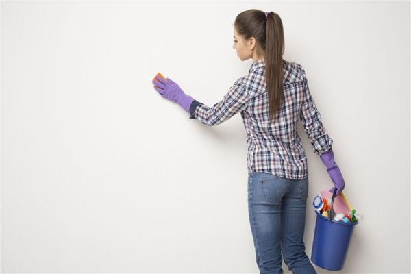 حيلة بسيطة لإزالة  البقع الصعبة من جدرانك بسهولة