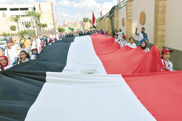 آلاف المواطنين فى المنصورة يحملون علم مصر خلال الاحتفال