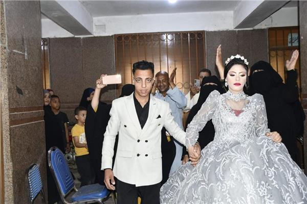 عروسين يحرصان على عمل توكيل تأييدهم للرئيس السيسي بمركز منشأة القناطر 