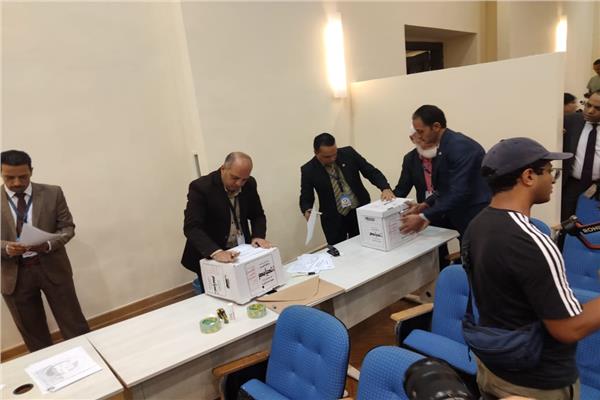 الهيئة الوطنية للانتخابات أثناء تسلم توكيلات تأييد الرئيس السيسي للترشح