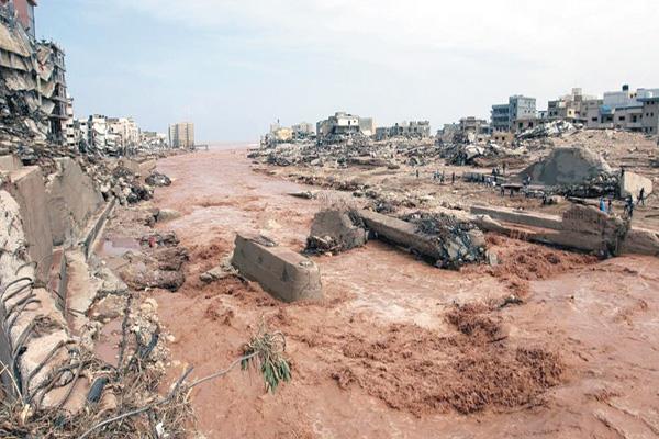 دمرت السيول العارمة التى ضربت مدينة درنة المبانى وتسببت فى تشريد الآلاف