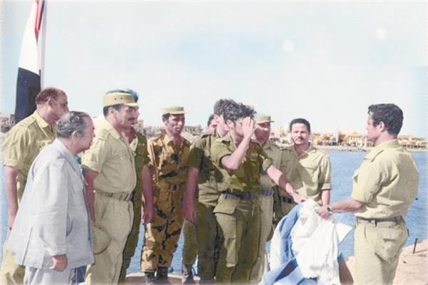استسلام القائد الاسرائيلى لنقطة بورتوفيق الحصينة بعد موقعة لسان بورتوفيق