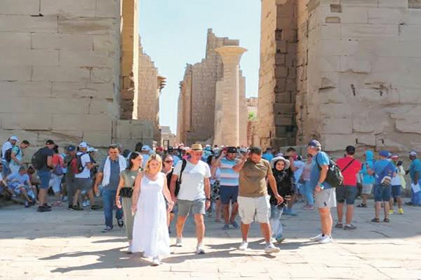 مئات من السياح خلال زياتهم للمعابد الأثرية فى الأقصر