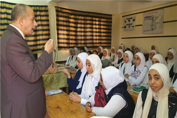الدكتور صبري خالد عثمان وكيل وزارة التربية والتعليم بالأقصر خلال جولة تفقدية 