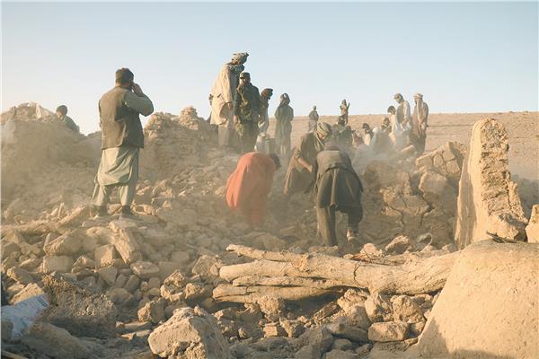 سكان أفغان يزيلون الأنقاض بحثًا عن ناجين بعد زلزال مدمر