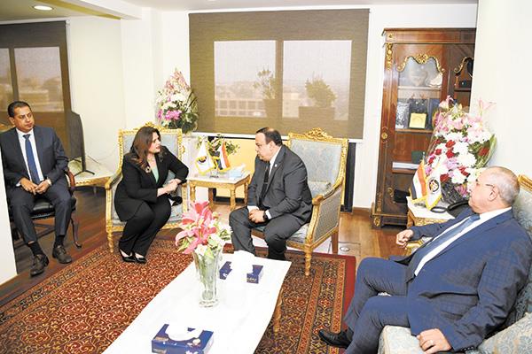 رئيس «الوطنية للانتخابات» مع وزيرة الهجرة خلال اللقاء