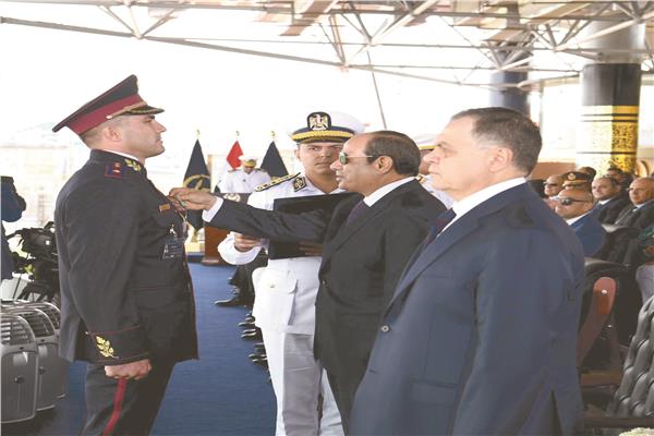 الرئيس عبدالفتاح السيسى خلال  تقليد أحد الأوائل نوط الامتياز