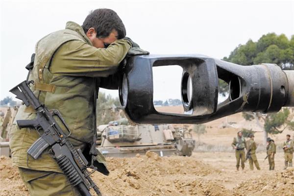 أثار عملية «طوفان الأقصى» واضحة على جندى اسرائيلى قرب غزة