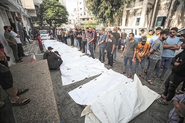 جثامين الشهداء الفلسطينيين خارج مستشفى فى غزة جراء العدوان الإسرائيلى