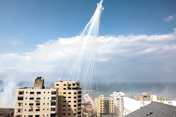 الدخان فى سماء غزة جراء القصف الإسرائيلى فوق الميناء 