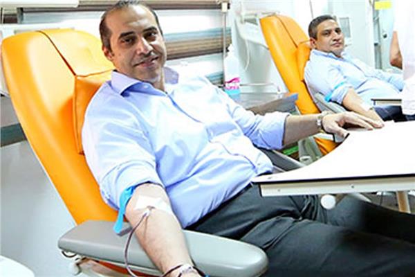 المستشار محمود فوزي أثناء التبرع بالدم