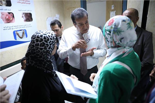 وزير الصحة يتفقد مستشفى الشيخ زايد آل نهيان